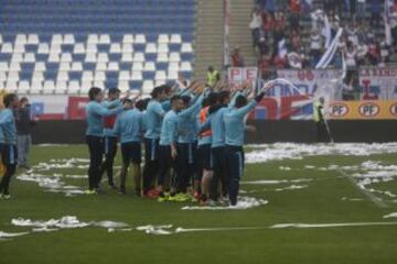 Los jugadores de la UC acompañan a los hinchas en el banderazo.