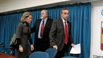 <b>SIN LETRA. </b>Blanco precede a Zabell y De Mesa, ayer en el COE.