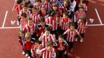 Los alumnos rojiblancos del Colegio Santísima Trinidad, haciendo el escudo del Atlético.