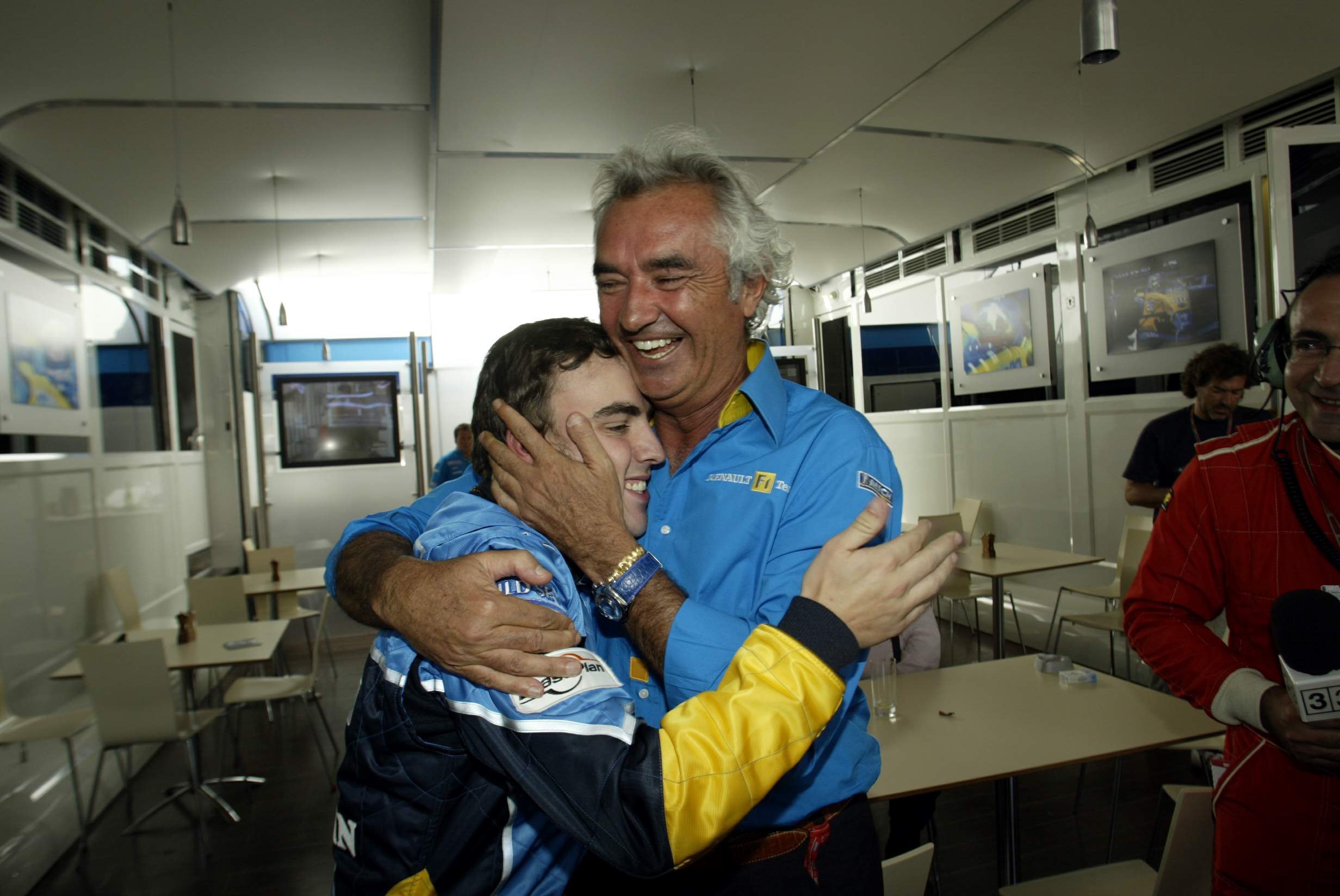 Briatore abraza a Alonso en el GP de España 2003.