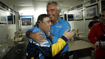 Briatore abraza a Alonso en el GP de España 2003.