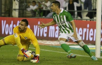 Asenjo y Ruben Castro durante un partido entre el Atlético y el Betis en la 2012-13.