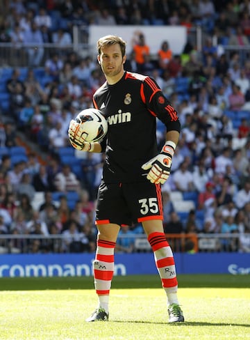 El 21 de mayo de 2011, siendo portero del Castilla, debutaba en una victoria cómoda por 8-1 frente al Almería durante la última jornada de liga. Dos años más tarde se ganó ficha con el primer equipo.