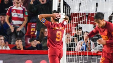 GRANADA, 28/10/2025.- El delantero del Valencia Hugo Duro (i), durante el partido de la primera ronda de la Copa del Rey que el UD Macarena y el Valencia CF disputan este miércoles en el Estadio Nuevo Los Cármenes, en Granada. EFE/Miguel Ángel Molina