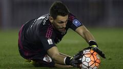 Augusto Batalla atrapa el bal&oacute;n en un partido de River Plate.