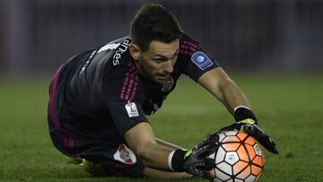 Augusto Batalla atrapa el bal&oacute;n en un partido de River Plate.