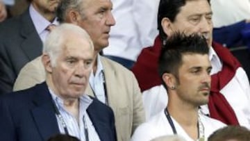 El exseleccionador espa&ntilde;ol Luis Aragon&eacute;s y los jugadores lesionados, David Villa y Carles Puyol, esperan a que comience la final de la Eurocopa 2012 de f&uacute;tbol. 