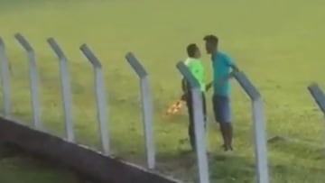 Árbitro agrede a aficionado en un partido amateur en Brasil y se arma batalla campal