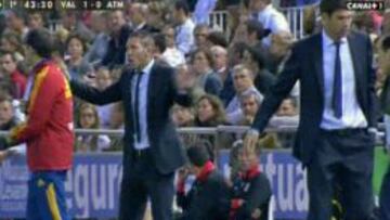 Simeone protesta la expulsión de Pellegrino.