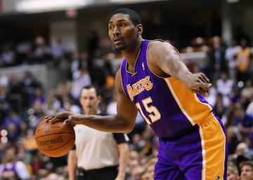 No salimos de la cancha, y es que Ron Artest también ha quedado para el recuerdo por sus acciones fuera del baloncesto. Ahora es conocido como Metta World Peace. Tras unos años de muchos excesos que terminó con una pelea multitudinaria en la NBA, decidió dar un cambio en su vida. Varió sus costumbre, abrazó el budismo y se cambió su nombre legalmente para ratificar su nueva época. Desde entonces se llama ‘Bondad Paz Mundial’.