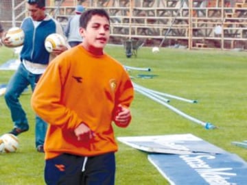 Alexis debutó en el profesionalismo con 16 años, en el duelo entre Cobreloa y Temuco donde ganaron por 5-4.