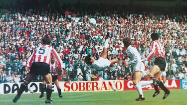 El 10 de abril de 1988, Hugo Sánchez marcó el mejor gol de su carrera: una preciosa chilena con el Real Madrid ante el Logronés.