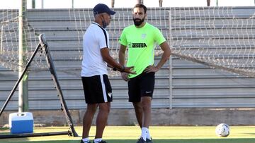 Jos&eacute; Rodr&iacute;guez y Sergio Pellicer, dialogando esta ma&ntilde;ana en el entrenamiento.