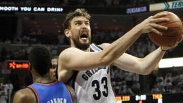<b>GIGANTE. </b>Marc Gasol entrando a canasta ante la oposición de Harden, en un partido contra Oklahoma.