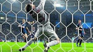 <b>PARADÓN. </b> Leo Franco hizo un gran partido y en los minutos finales del encuentro el portero argentino le paró un cabezazo a bocajarro al Cebolla Rodríguez .