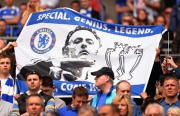 Los hinchas del Chelsea ense&ntilde;an esta pancarta de Mourinho en la que expresan su deseo de que el portugu&eacute;s vuelva a dirigir a los 'blues'. 