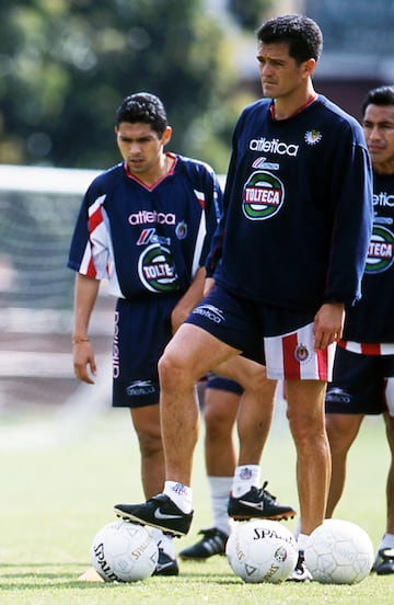 El 'grandote de Cerro Azul' marcó época con la maquina celeste, de hecho, el fue el autor del gol del último título de los de la Noria, sin embargo, Hermosillo se retiró con la camiseta de las Chivas.