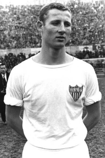 Estuvo en dos etapas en el Sevilla, entre 1961-1965 y 1975-1980). En el periodo intermedio militó en el Barcelona.