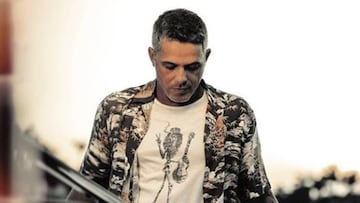 Alejandro Sanz con rostro serio y cabizbajo.