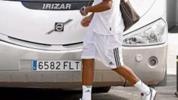 <b>ABUCHEOS. </b>La afición insultó a Robinho a las puertas del Santiago Bernabéu.