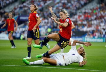 Mapi León y Rachel Daly.