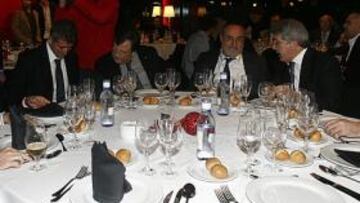 <b>CEREZO Y GIL MARÍN, ANFITRIONES. </b>Miguel Ángel Muñoz, Ángel Rodríguez, Gil Marín, Paco Aguilar, Alfredo Relaño y Enrique Cerezo, en un momento de la comida.