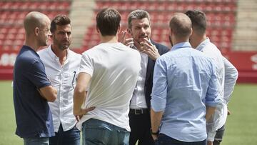 Unzué junto a su cuerpo técnico