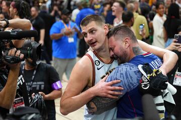 Nikola Jokic abraza a un seguidor de la franquicia de Colorado tras el final del quinto partido de las finales de la NBA 2023.