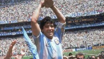 <b>...PERO DIEGO SE ENFRENTARÁ A LA 'LA MALDICIÓN DEL 16'</b> Al supersticioso Maradona le persigue una leyenda maldita: La Maldición del 16. En 1978 Diego quedó fuera del Mundial por decisión de Menotti, 16 años después, 1994, Maradonaquedó fuera del Mundial por dar positivo. Y ahora dirigirá en Suráfrica a Argentina en 2010... 16 años después. Y junto a él estarán Bilardo y Grondona, como el día de su boda.