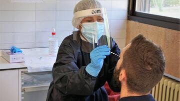 Realizaci&oacute;n de una prueba PCR en el Hospital Reina Sof&iacute;a de Tudela.