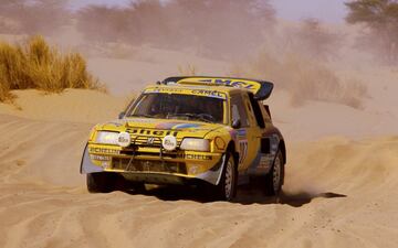 Tras la desaparición de los Grupo B del Mundial de rallys, Peugeot preparó su 205 para el raid con un motor 1.8 T de 380 CV de potencia y tres depósitos para alojar casi 400 litros de combustible. La carrocería y la batalla crecieron 33 centímetros para dominar dos años seguidos.