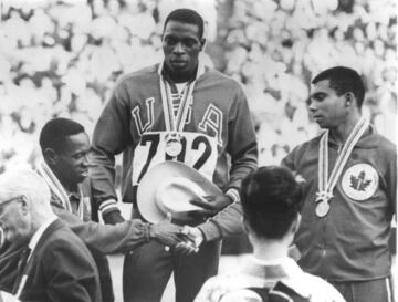 Bob Hayes se llevó el oro en los 100 metros con un tiempo de 10.05 segundos, igualando el récord mundial de ese momento, y posteriormente formó parte del relevo estadounidense que ganó los 4x100 metros con un crono de 39.06 segundos, que fue récord mundial.