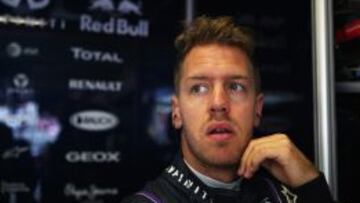 Sebastian Vettel espera en su box durante los entrenamientos del GP de Espa&ntilde;a de F1