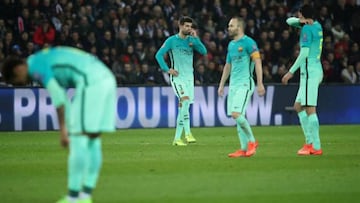 Dejected Barcelona players following the 4-0 loss in Paris