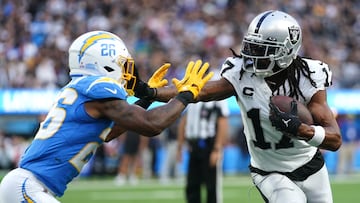 Los Angeles (United States), 01/10/2023.- Las Vegas Raiders wide receiver Davante Adams (R) tries to block Los Angeles Chargers cornerback Asante Samuel Jr. (L) during the second half of the NFL game between the Las Vegas Raiders and the Los Angeles Chargers at SoFi Stadium in Inglewood, California, USA, 01 October 2023. EFE/EPA/ALLISON DINNER
