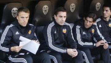 Gary Neville, junto a Miguel Ángel Angulo y Phil Neville.
