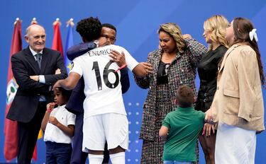 Endrick se abraza a su padre, muy emocionado. 