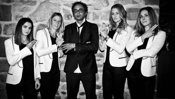 Yannick Noah, a lo James Bond con Amandine Hesse, Pauline Parmentier, Kristina Mladenovic y Alize Cornet.