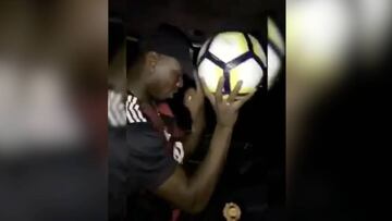 Los curiosos movimientos de baile de Pogba con una pelota