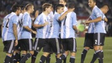 Los jugadores de la selección de Argentina festejan su tercer gol ante la selección de Perú.