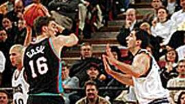 SE ESPERAN. Peja Stojakovic y Pau Gasol piensan en el Mundial.