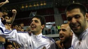 <b>GRAN AMBIENTE. </b>Mirotic, Sergio y Reyes celebran con la afición el pase a la Final Four. Hay comunión y la Caja Mágica volverá a rozar el lleno.
