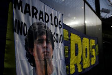 Boca Juniors wom the Argentinean Superliga with club icon Maradona watching from the stands. He was treated to a great tribute by his football family.