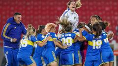 AME8128. QUITO (ECUADOR), 25/10/2022.- Jugadoras de Boca celebran al ganar la serie de penaltis hoy, en un partido de las semifinales de la Copa Libertadores Femenina entre Deportivo Cali y Boca Juniors en el estadio Rodrigo Paz Delgado en Quito (Ecuador). EFE/José Jácome
