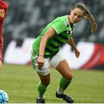 Futbolista mexicana que juega como defensa central en Chivas Femenil. 