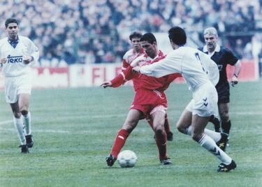 Semanas antes que Maradona había llegado al Sevilla en 1992 Diego Pablo Simeone (Buenos Aires, 1950). Tras dos temporadas en el Pisa italiano, el entrenador y ya mito del Atlético de Madrid consolidó en Nervión su progresión como mediocentro antes de marcharse en 1994 al club rojiblanco para ganar el doblete. Su casta y coraje sobre el césped lo transformó el Sánchez Pizjuán en el cántico 'Ole, ole, ole Diego Simeone", que luego versionaría el Vicente Calderón cambiando el nombre por el apodo, 'Cholo'. Simeone dejó en Nervión buen fútbol y alguna anécdota de siempre en LaLiga, como el puñetazo que recibió del brasileño Romário, que provocó la expulsión del delantero brasileño del Barcelona y una sanción de cuatro partidos. 