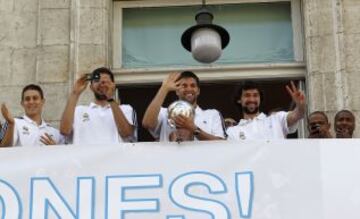 El Real Madrid de baloncesto visita el Ayuntamiento y la Comunidad de Madrid después de haber conseguido el titulo de la liga Endesa