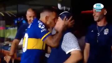 La imagen que ha dado la vuelta al mundo: vean el pico de Tévez y Maradona en La Bombonera