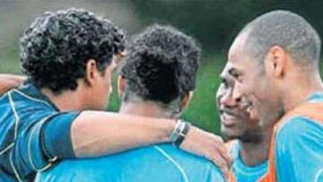 <b>CON LOS CRACKS. </b>Rijkaard no quería en el mismo equipo a Ronaldinho y Etoo.