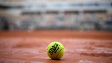 Imagen de una pelota sobre la arcilla de la Pista Philippe Chatrier de Roland Garros.